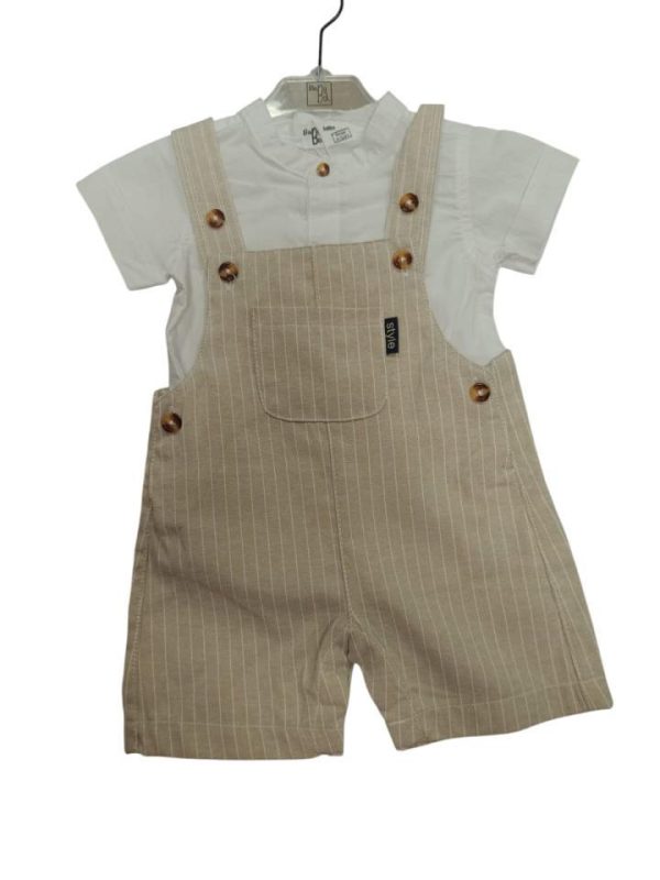 PETO RAYAS BEIGE Y CAMISA BLANCA